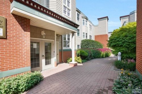 229 The Promenade, Edgewater NJ  07020-2119 exterior