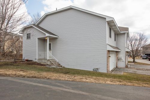 933 Countryside Rd, Minnetrista, MN 55387