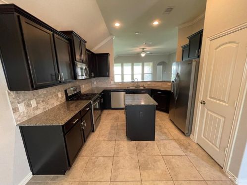 636 Maple Point Dr, Conroe TX  77301-3170 exterior