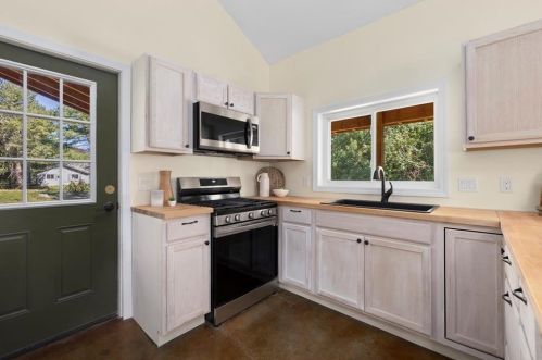 36 Woody Hill Rd, Westerly, RI 02891-5901