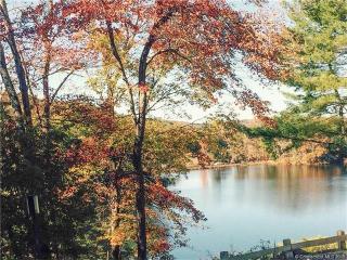20 Clubhouse Dr, Woodbury, CT 06798-3205