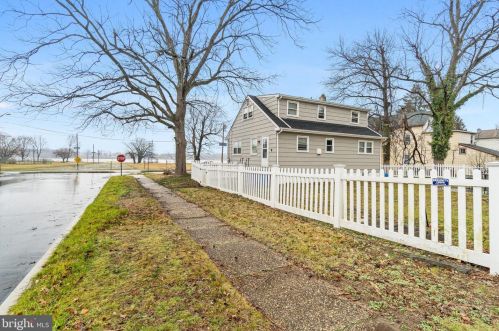 316 Front St, Beverly, NJ 08010-1220