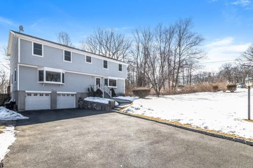 16 Evergreen Ct, Huntington, CT 06484-3405