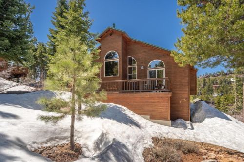 13610 Hillside Dr, Truckee CA  96161-6867 exterior