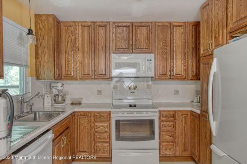15 Musket Ln, Lakehurst, NJ 08759-1537