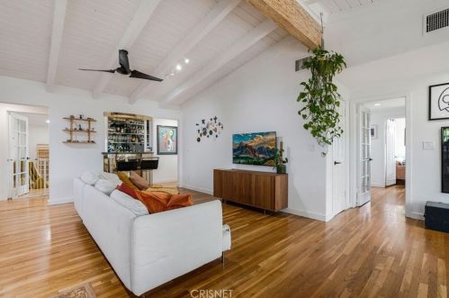 8010 Crosnoe Ave, Van Nuys CA  91402-5529 exterior