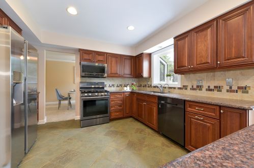 1152 Chatham Dr, Palatine, IL 60067-5820