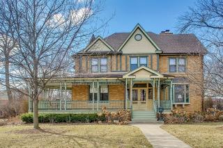 490 York St, Elmhurst, IL 60126-3943
