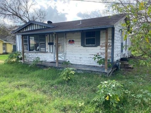 421 Vail St, Halsted, TX 78945-2829
