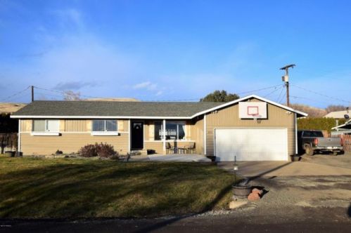 703 Cascadia Park Dr, Yakima, WA 98901-1144