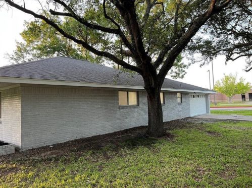 1881 Aspen Ln, Taylor Lake Village TX  77586-2913 exterior