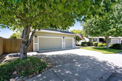 9213 Piccadilly Cir, Windsor, CA 95492-8322