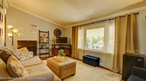 15 Annapolis Dr, Hazlet, NJ 07730-2301