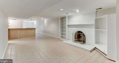 6125 Wooded Run Dr, Columbia MD 21044-3800 exterior