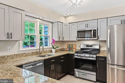 11760 Great Owl Cir, Herndon VA  20194-1169 exterior