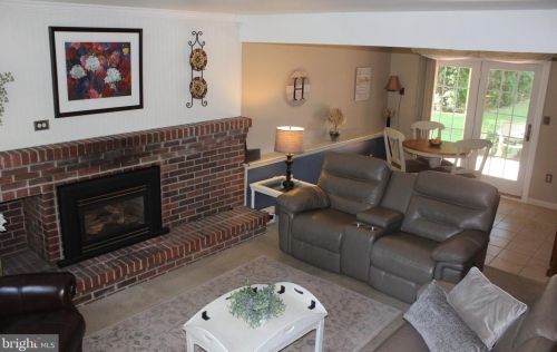 2482 Creek View Dr, Lancaster PA  17602-1451 exterior