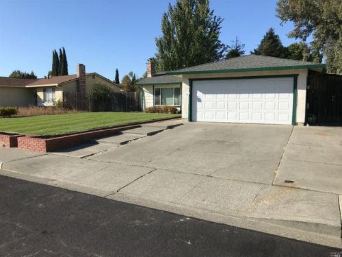 261 Cambridge Dr, Vacaville, CA 95687-6704