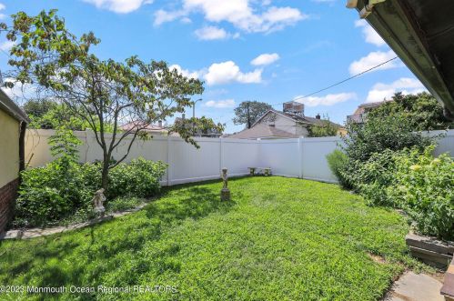 302 2nd Ave, Tinton Falls NJ  07712-6132 exterior