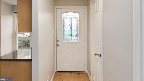 2082 Whisperwood Glen Ln, Herndon, VA 20191-4139
