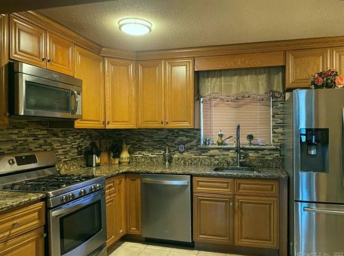 108 High Path Rd, Windsor, CT 06095-4131