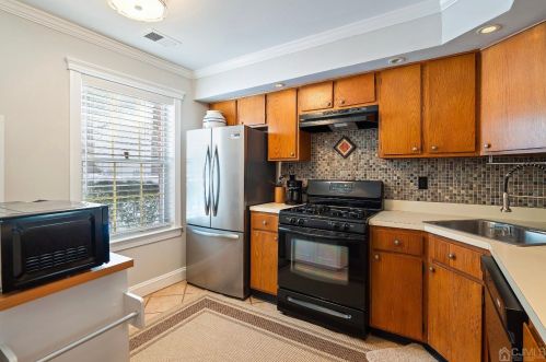 16 Magnolia Ct, Trenton NJ  08648-4827 exterior