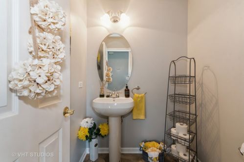 909 Emerald Dr, Pingree Grove, IL 60140-9112
