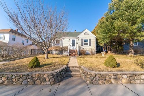 72 Cross St, Westerly, RI 02891-2327