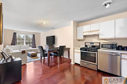 15 Edinburgh Ct, Edison, NJ 08820-4657