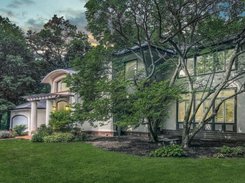 160 Linden Park Pl, Highland Park, IL 60035-2518