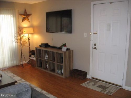 62 Willow Ct, Trenton NJ  08619-4624 exterior