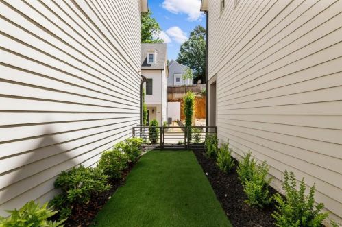 4015 Haverhill Dr, Atlanta GA  30342-3816 exterior