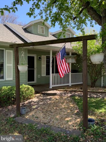 215 Dartmouth Ln, Falling Waters, WV 25419-3971