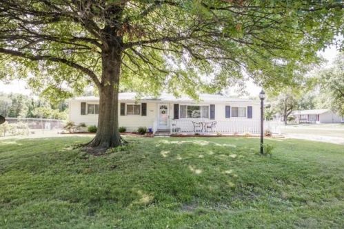 300 Sterling St, Beverly Manor, IL 61571-2106