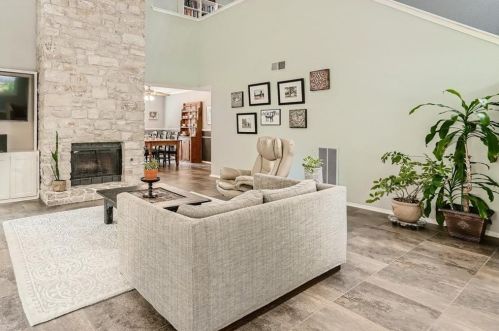 6555 Fair Vly Trl, Austin TX  78749-1266 exterior