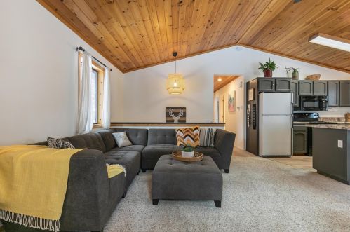 12555 Hillside Dr, Truckee CA  96161-6330 exterior