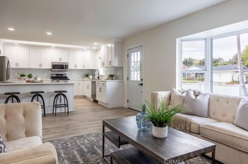 8212 Munster Dr, Huntington Beach CA  92646-5025 exterior