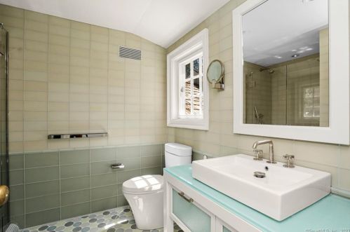 26 Memory Ln, Greenwich CT  06831-3224 exterior