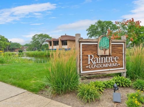 468 Raintree Dr, Glendale Heights, IL 60137-6774