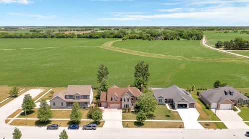 1910 Parkside Dr, Sycamore IL  60178-3315 exterior