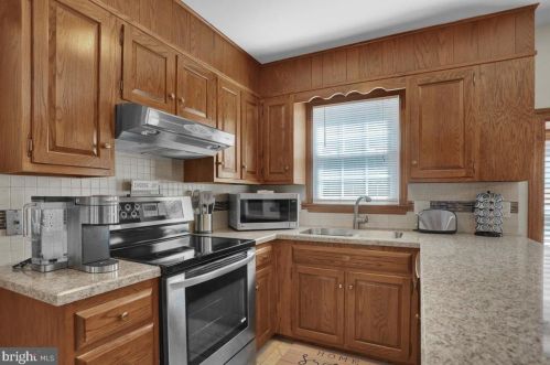 202 Suncrest Rd, Lancaster PA  17601-4835 exterior