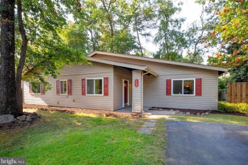 1525 Hiddenbrook Dr, Herndon, VA 20170-2813