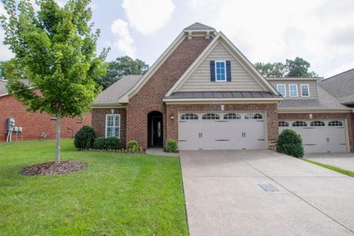 412 Stonegate Dr, Lebanon, TN 37090-2301