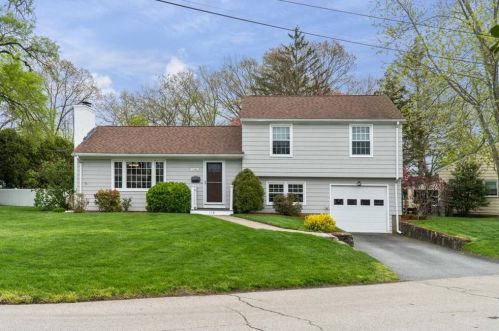 118 Greenmeadow Cir, North Kingstown, RI 02852-2054