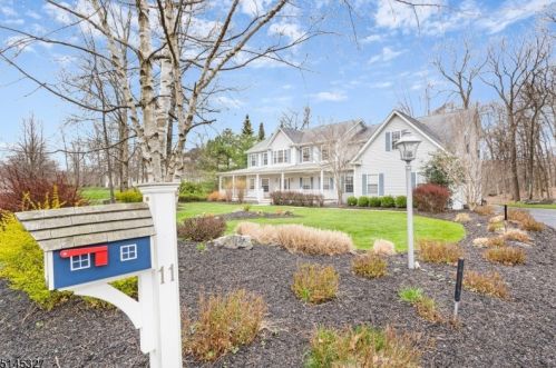 11 Manor Dr, Andover, NJ 07821-3535