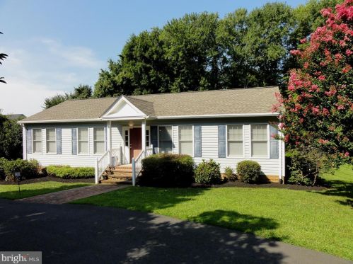 210 Hughes St, Hamilton, VA 20158-9541