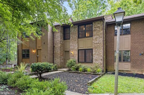 2056 Headlands Cir, Herndon, VA 20191-3639