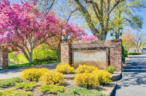 6054 Golden Valley Rd, Minneapolis MN  55422-4440 exterior