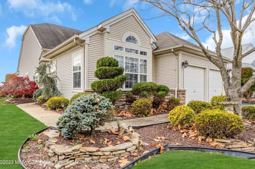 20 Stafford Dr, Lakehurst, NJ 08759-6164