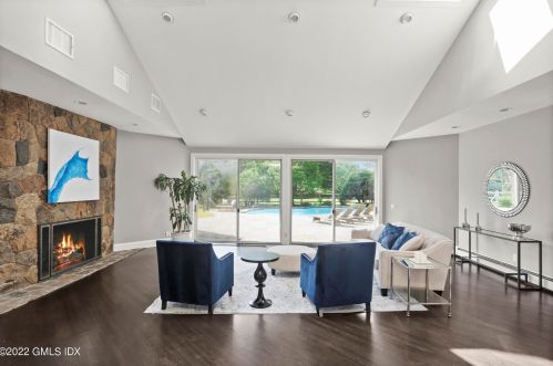 6 Reynwood Mnr, Greenwich CT  06831-3145 exterior