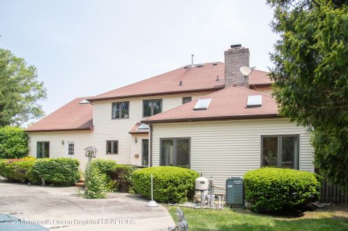 8 Country Squire Ln, Holmdel Village, NJ 07733-2368